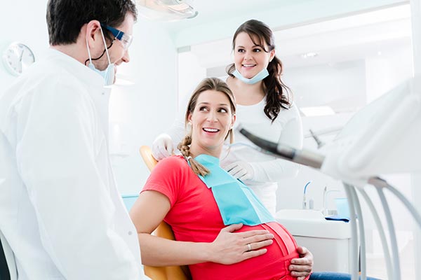 Pregnant woman visiting the dentist